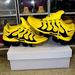Mens yellow and black nike vapor max plus
